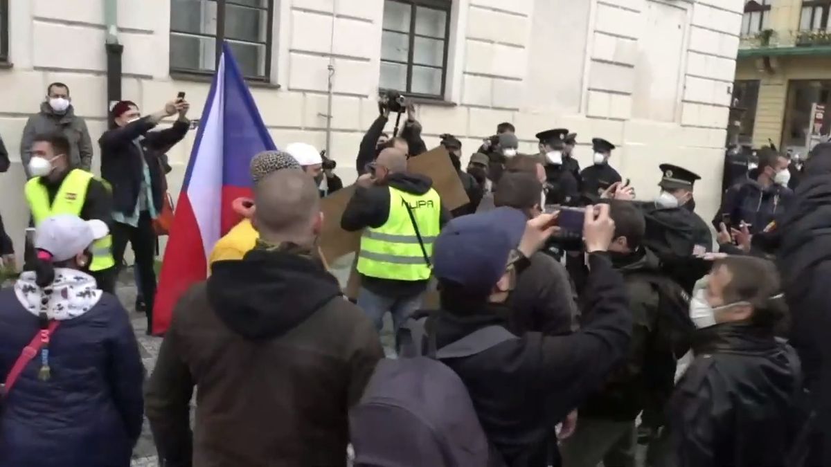 V Praze lidé protestovali proti opatřením, Hůlka zrušil cestu na Hrad